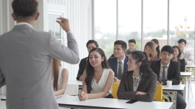 商务会议是讨论会议，分析和规划战略业务。一组同事坐在会议上，听演讲者提出一个新的想法，以获得成功