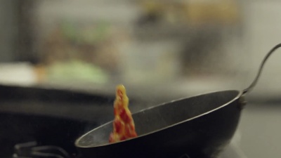 蔬菜在平底锅上用炒火烹调