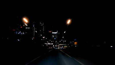 夜间高速公路隧道内的汽车破折号相机时间延时