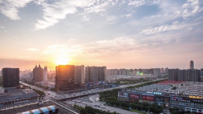 日落时分的现代城市景观。延时