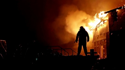 房子着火了。大火。消防员在灭火。