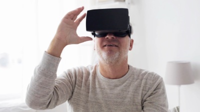 老人在虚拟现实头盔或3d眼镜