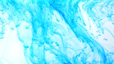 油墨在水中混合，具有惊人的抽象和丰富多彩的形状