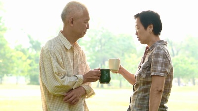 亚洲老年夫妇在公园喝咖啡庆祝生活