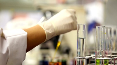 医学实验室的年轻科学家估计试管中的化学物质