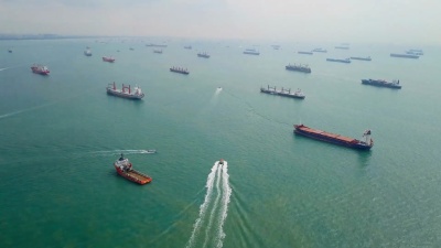 停泊在海里的空中货船。新加坡