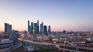 日落天空莫斯科城市交通街道空中城市景观全景 延时摄影俄罗斯