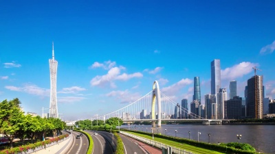 蓝天中广州河边的道路。timelapse