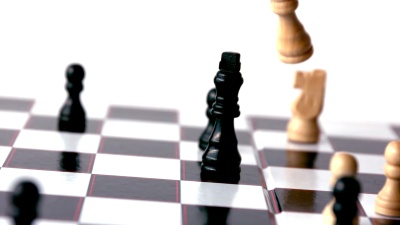 白色的棋子打翻了黑色的棋子