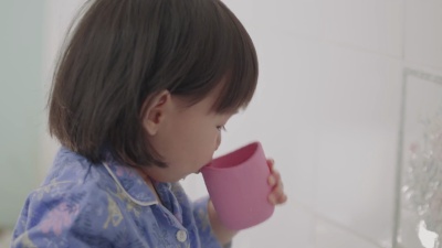小女孩自己刷牙