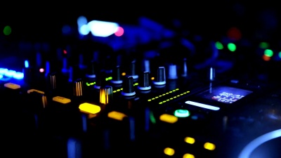 DJ在俱乐部特写中混合音乐。