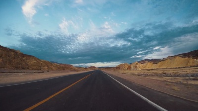 在死亡谷风景优美的道路上开车