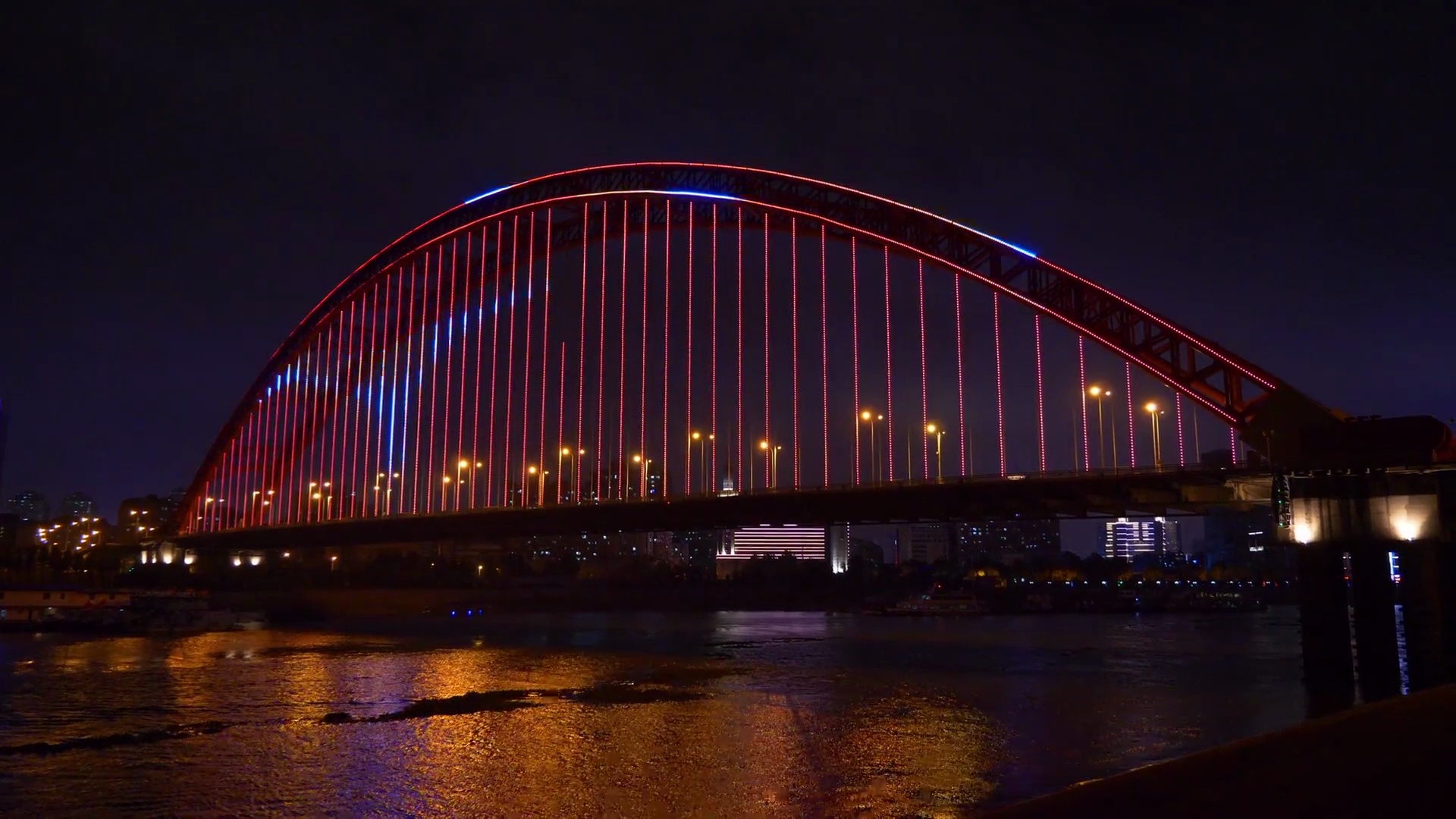 夜晚照亮武汉市交通桥全景 中国