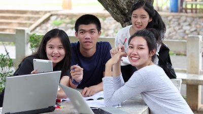亚洲学生小组分享在校园草坪上工作的想法