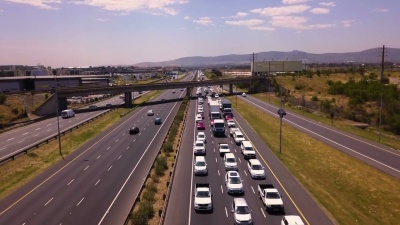 拥挤公路上的鸟瞰