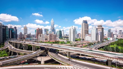 上海市中心道路交叉口交通繁忙。时间间隔