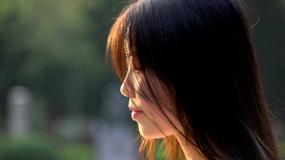 亚洲女孩的侧面