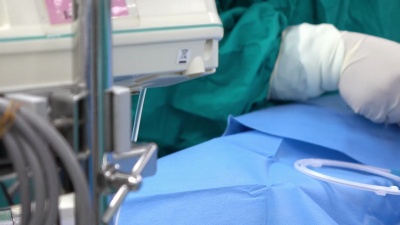 麻醉师在大手术前为患者实施中心静脉压监测程序