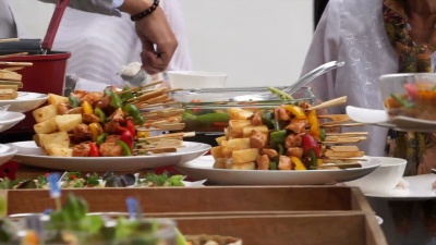 在婚礼上，人们从鸡尾酒会上抢食物