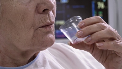 服用维生素的老妇人