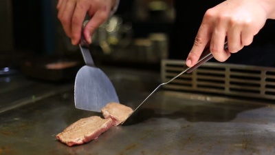 日本厨师在日本餐厅制作牛肉铁板