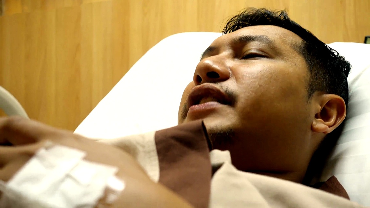 在医院病床上的亚洲男子的特写镜头。