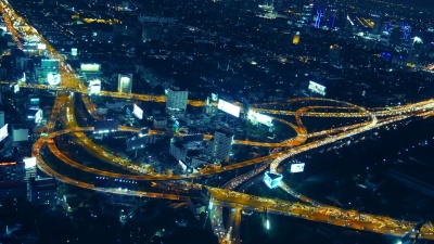 城市交通和夜间天际线