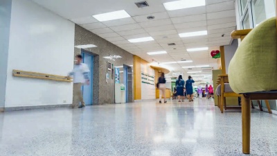 延时摄影，病人在医院的走廊里移动。