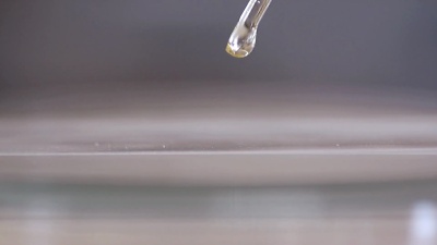 将植物油滴在薄膜上