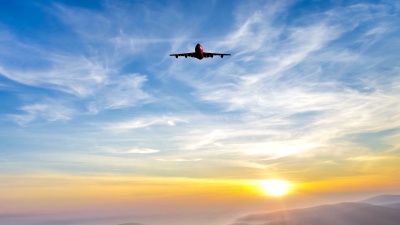 飞机在日落天空降落，超高清股票视频