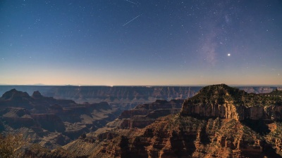 大峡谷上空的星星和飞机