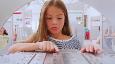 三个小孩子在科学中心做实践实验