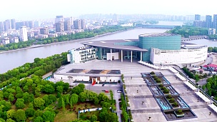 实时鸟瞰宁波河岸的天际线和现代建筑。