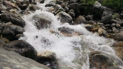 高山中的一条狂野的河流