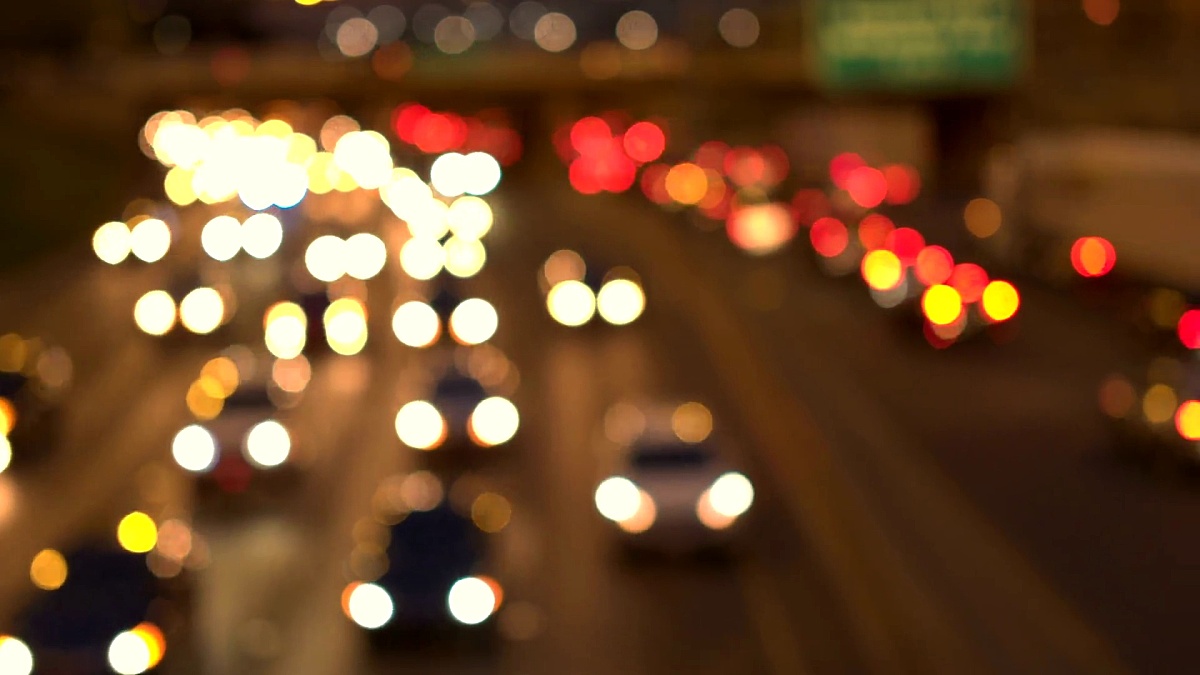 bokeh 夜间繁忙的多车道高速公路上神奇的模糊车灯