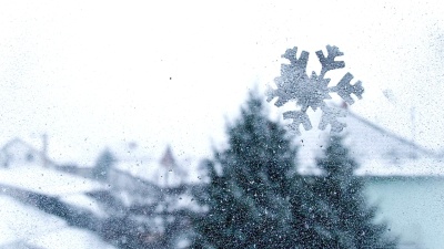 从窗户看外面飘落的雪