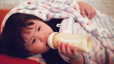 CU 亚洲女婴用奶瓶吃牛奶