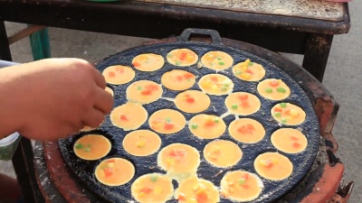 街头泰国食物，鹌鹑蛋煎蛋在泰国食品市场出售
