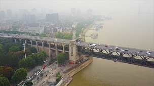 中国武汉市著名交通长江大桥海湾航空全景图 