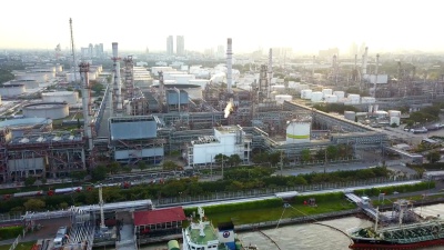  亚洲大型炼油厂设施鸟瞰