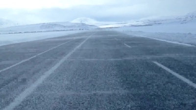 冬天在雾雪路上行驶