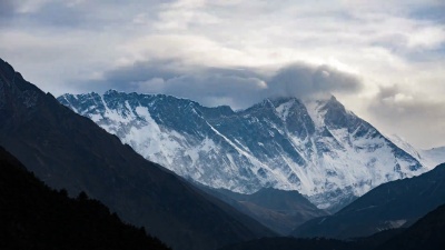 尼泊尔的喜马拉雅山脉。努普茨山，珠穆朗玛峰和阿玛达布兰山。