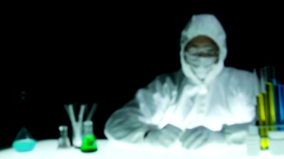 化学家实验室科学家关注血液样本研究