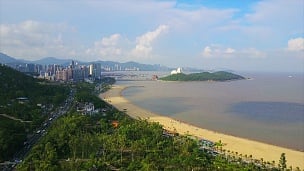 日间珠海市著名海滩湾歌剧院岛空中全景 中国