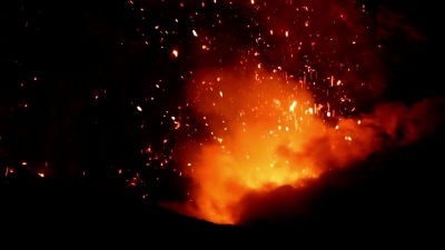 雅苏尔火山喷发