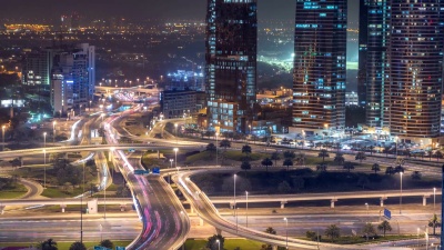 大城市夜景中道路交叉口的鸟瞰