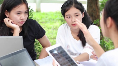 亚洲学生小组分享在校园草坪上工作的想法