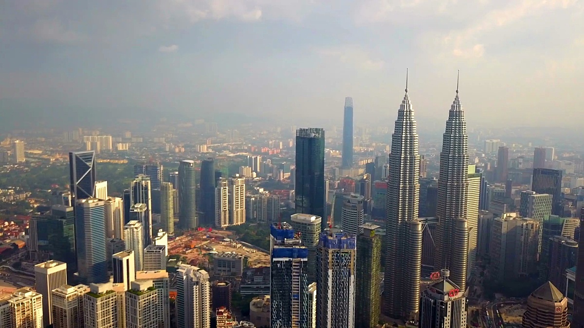 马来西亚吉隆坡市中心鸟瞰。亚洲智慧城市的金融区和商业中心。日落时分的摩天大楼和高层建筑。