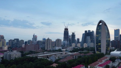 鸟瞰北京城市天际线和CCTV总部，日夜转换，平移