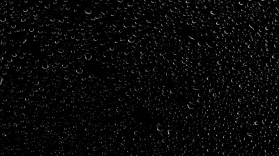 中雨滴落在窗户上